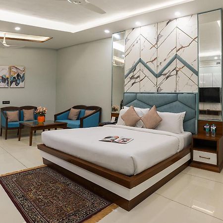 Hotel Leela Grande Karnāl Kültér fotó