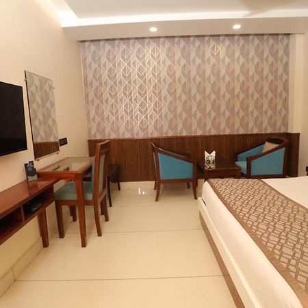 Hotel Leela Grande Karnāl Kültér fotó