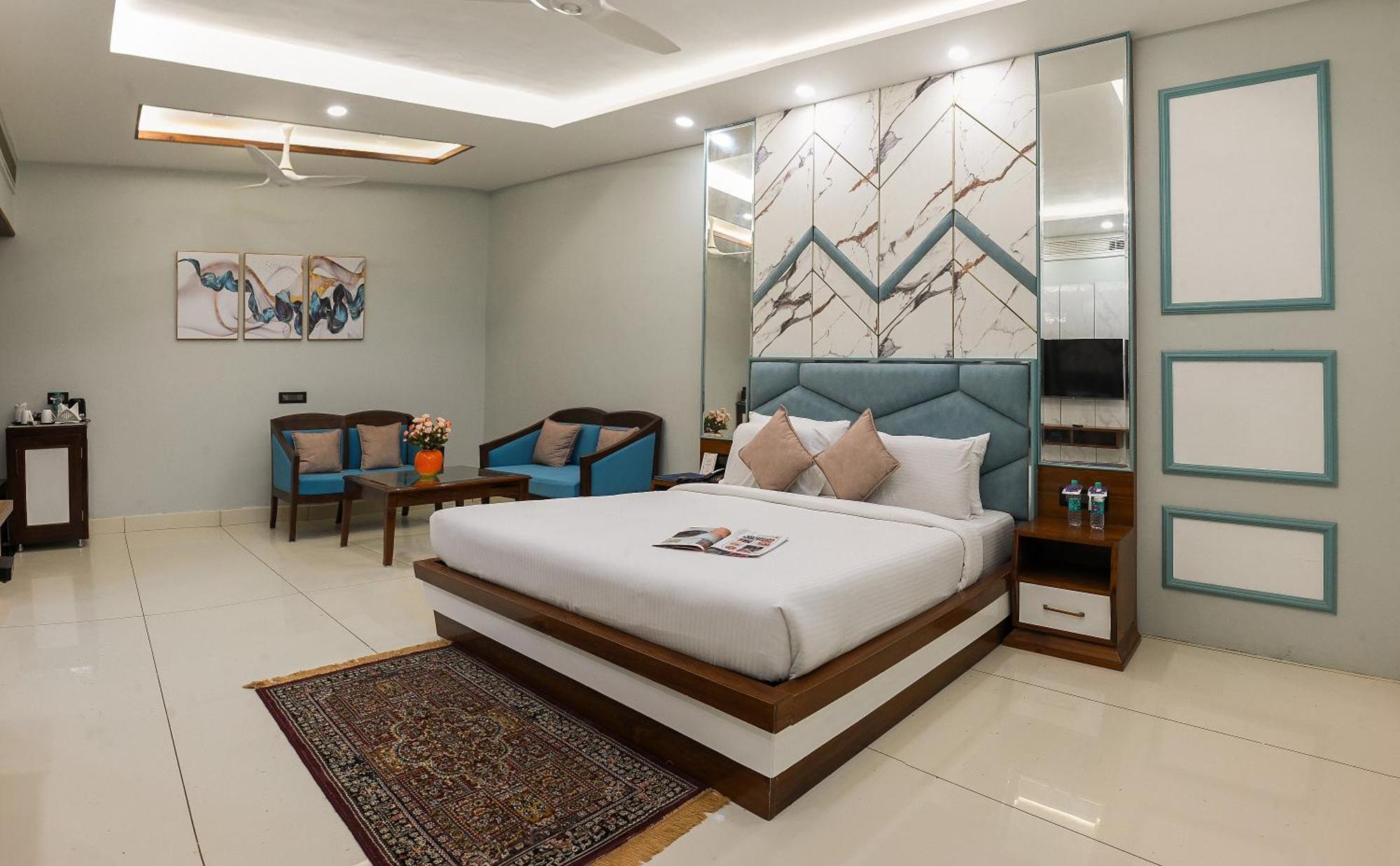 Hotel Leela Grande Karnāl Kültér fotó