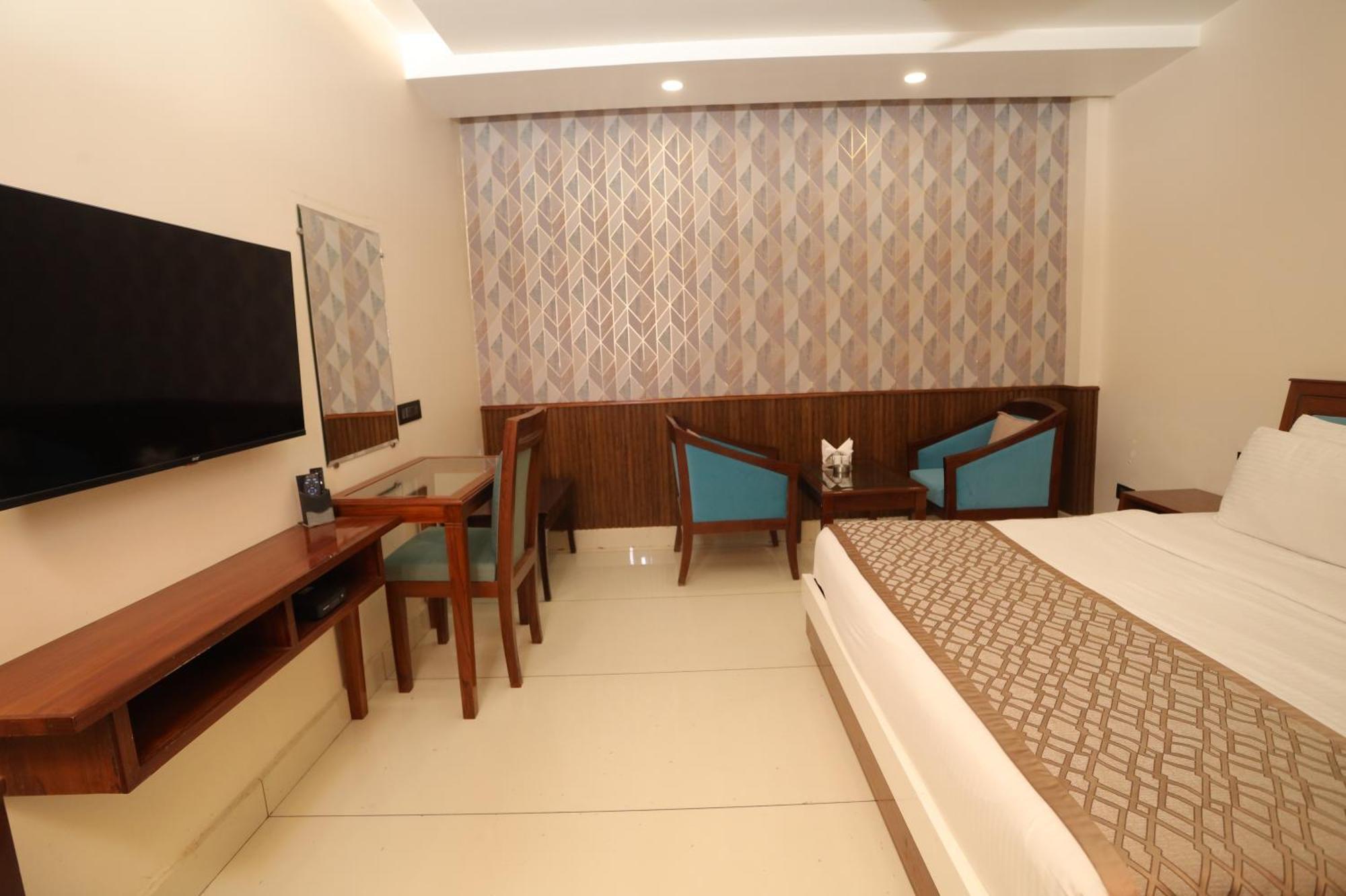Hotel Leela Grande Karnāl Kültér fotó