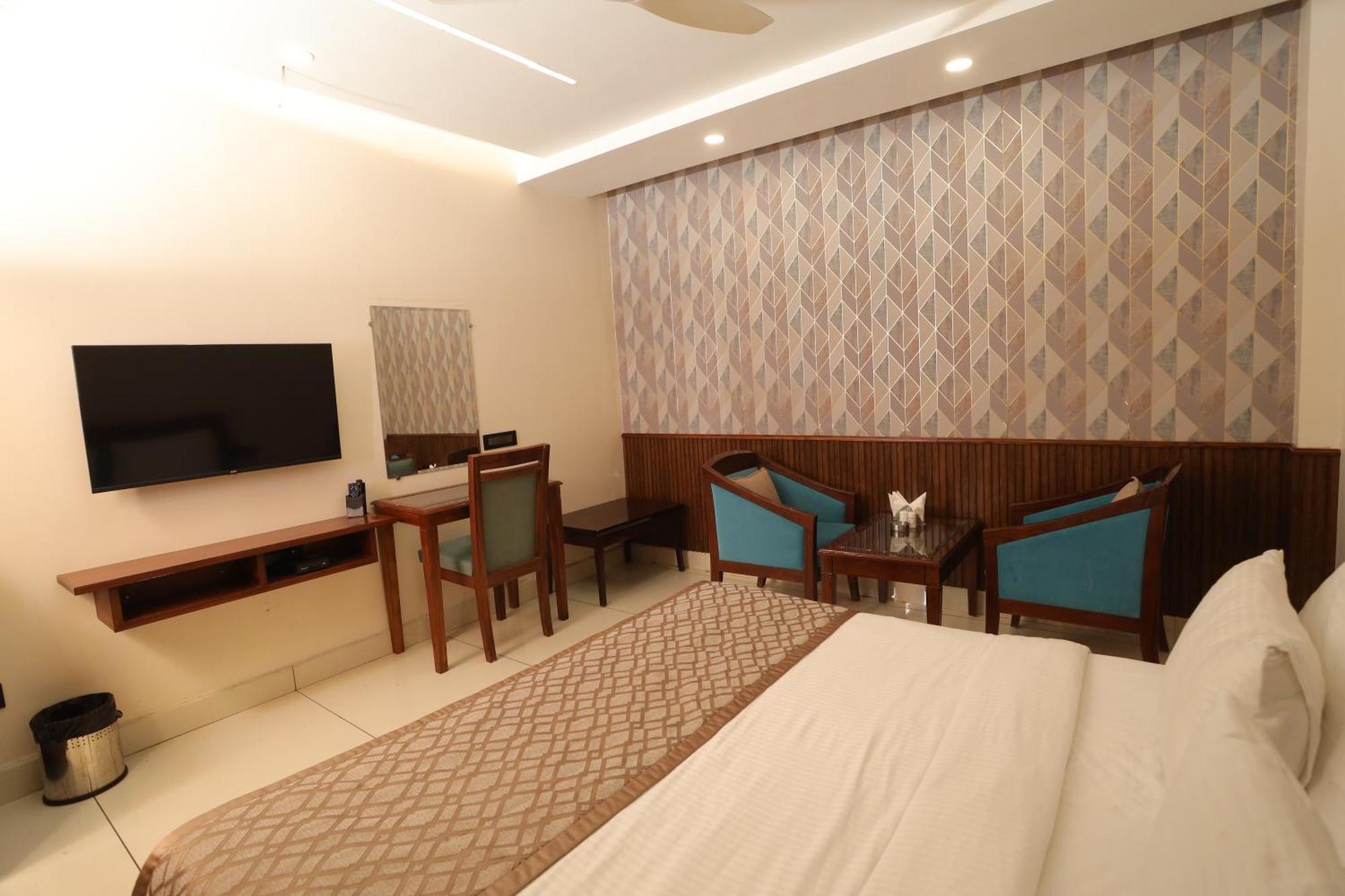 Hotel Leela Grande Karnāl Kültér fotó