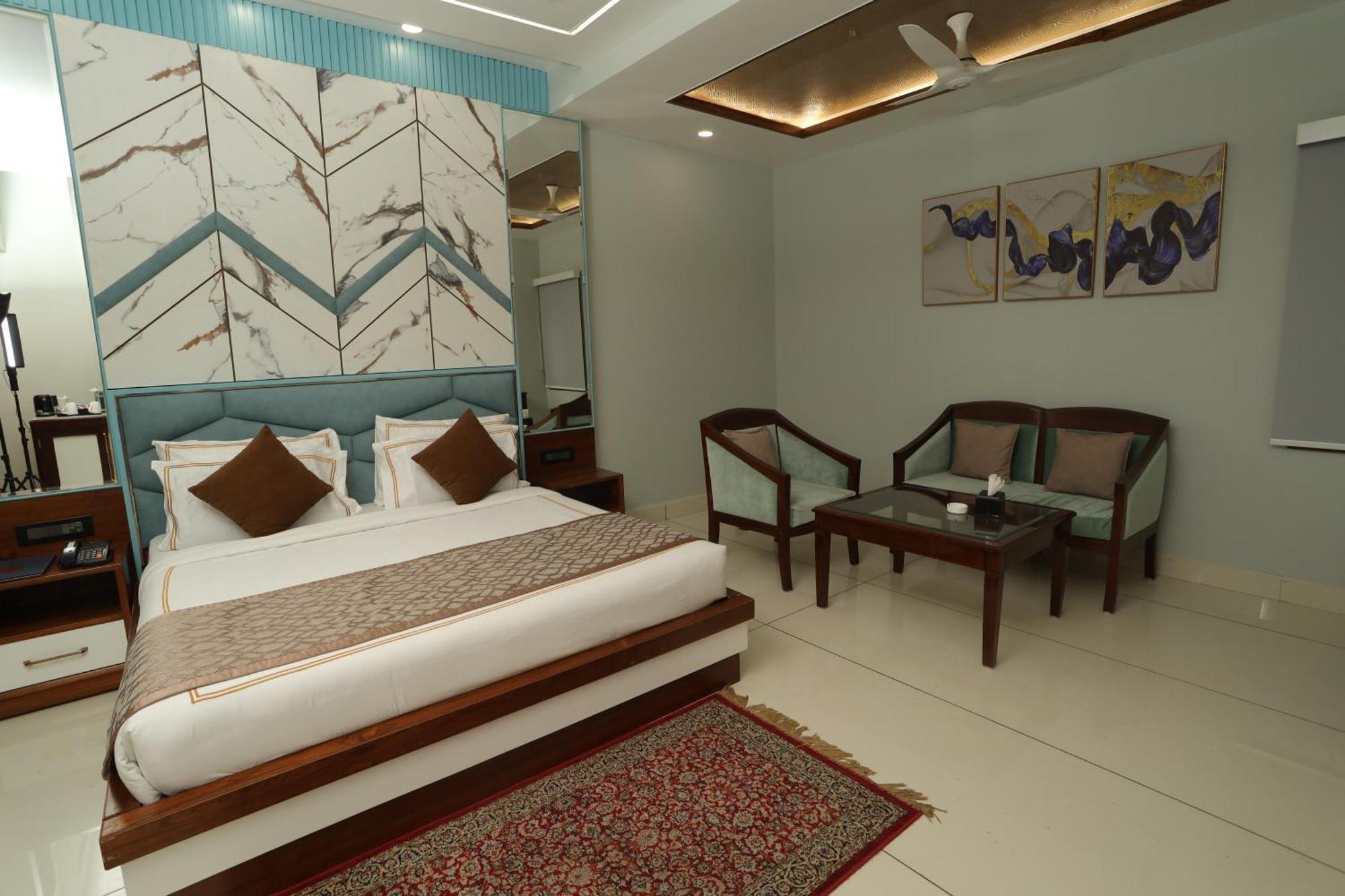 Hotel Leela Grande Karnāl Kültér fotó