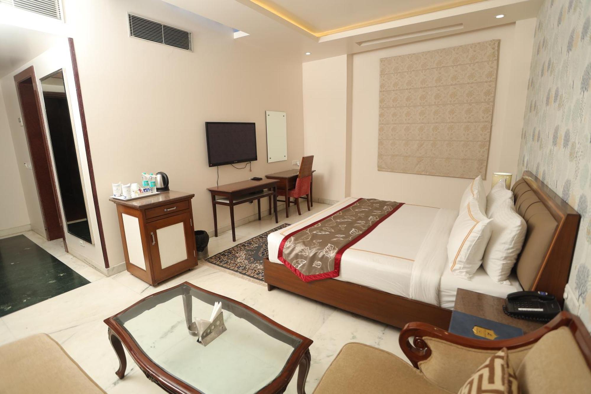 Hotel Leela Grande Karnāl Kültér fotó